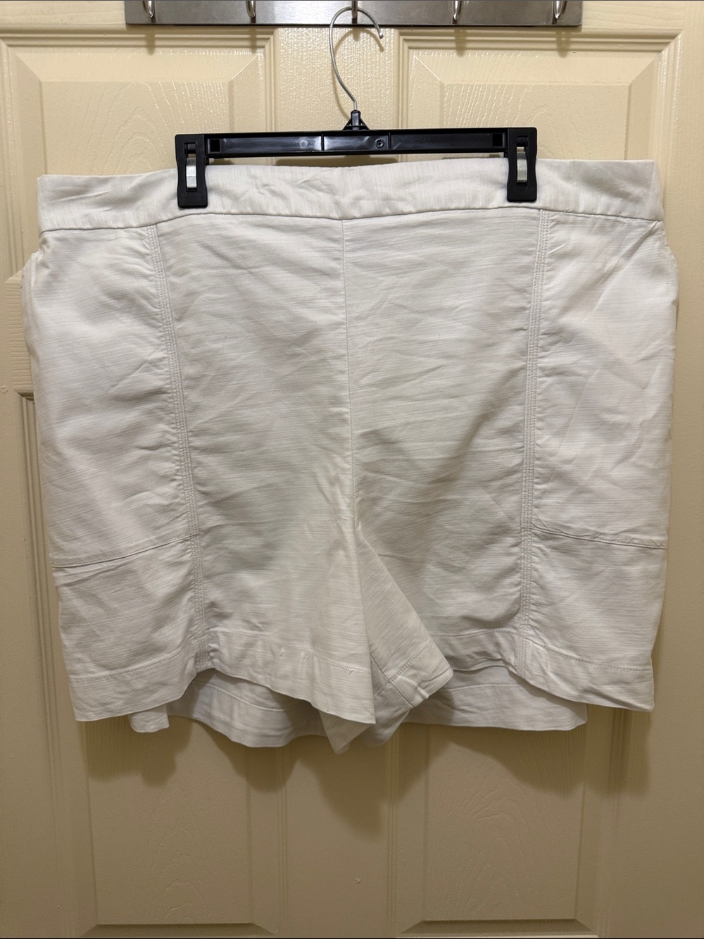 Women’s Cream loose Pull-On Shorts